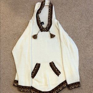 Alpaca sweater

White Hooded Sweater with Brown Accents